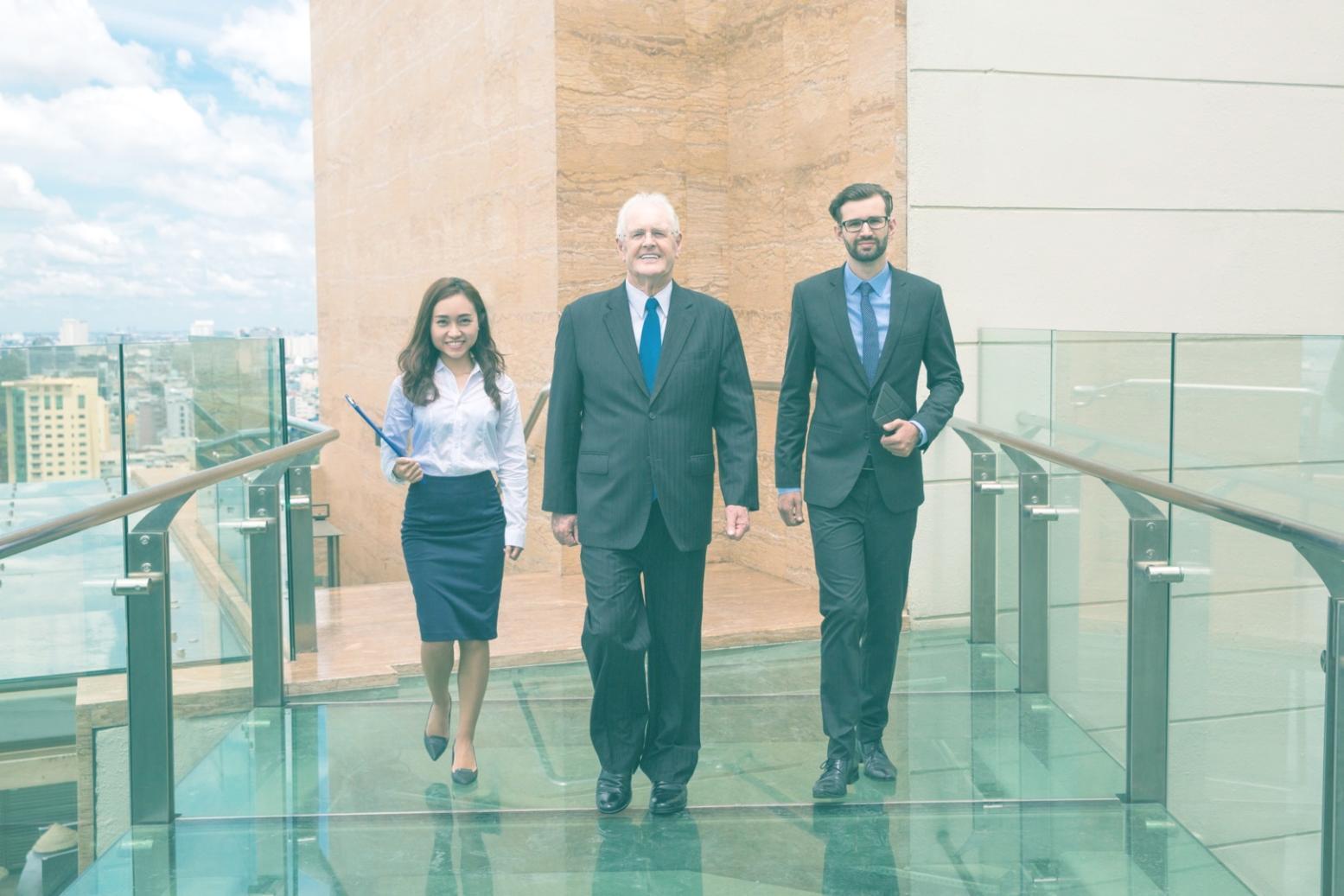 Espace de travail organisé avec documents financiers et système de catégorisation budgétaire