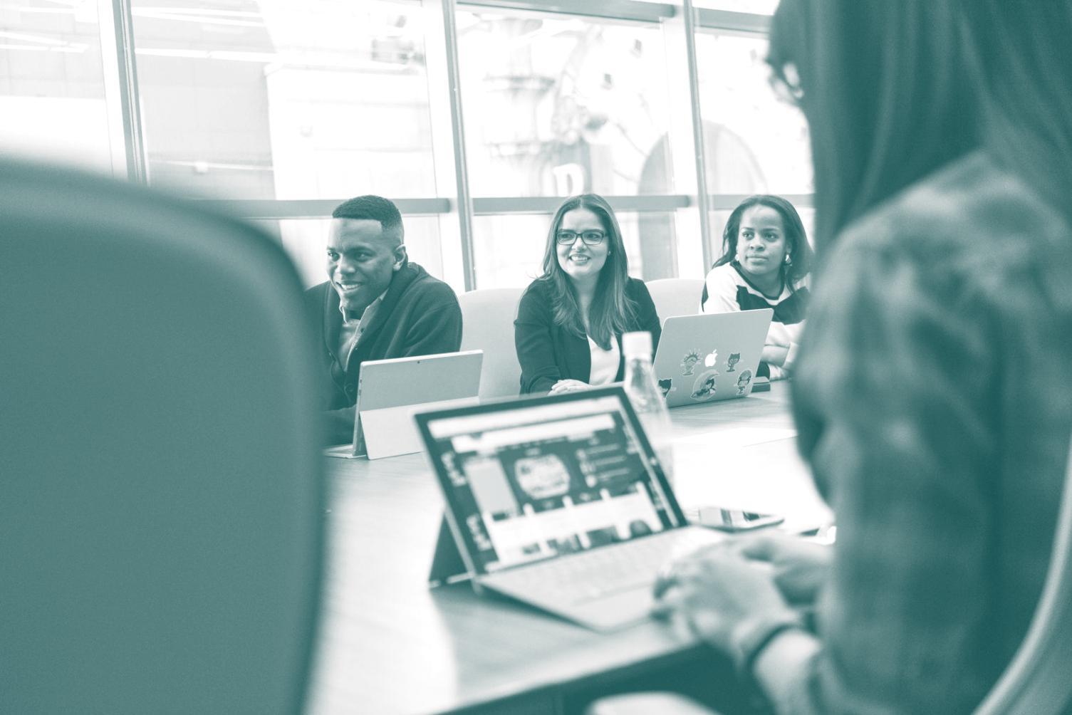 Graphiques financiers et données budgétaires sur écran