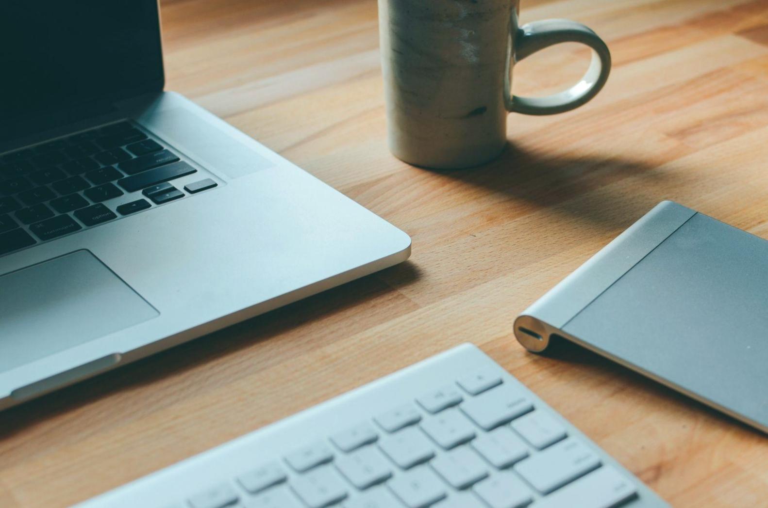 Personne analysant ses dépenses mensuelles